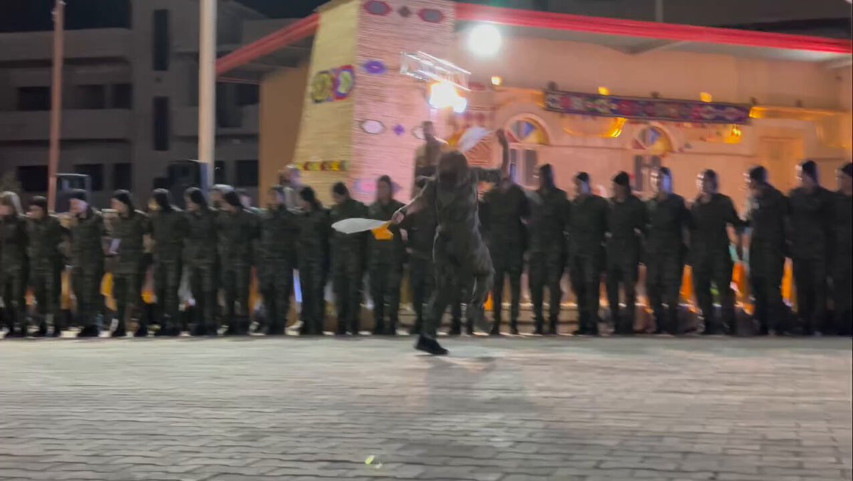 📍Ben bu kadar aptal bir terör örgütü görmedim. Türkiye, örgütü kendi sınırları içerisinde yok etmiş, Suriye PKK’nın belini kırmış, ortadan tamamen kaldırmak için operasyon yapması an meselesi, ahmak topluluk davul zurna eşliğinde halay çekiyor, zılgıt çalıyor, saç örgüsü akımı başlatıyor. İnsanlar bu örgüte hakaret edince hakaret etti oluyor. Beyinsizler!