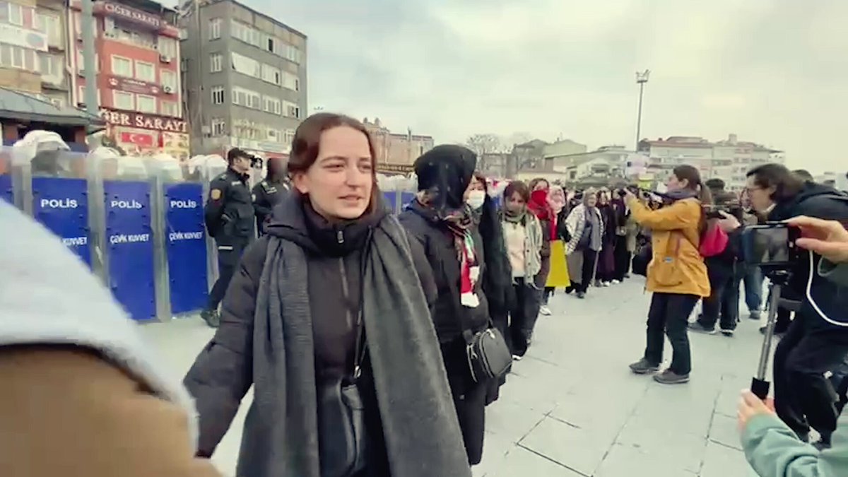 Rojava’yı korumak, kadın özgürlük mücadelemizin gereğidir, diyerek bir kez daha alanlardan haykırdık. Özgür ve eşit yaşamın filizlendiği Rojava’ya yönelik saldırılara karşı sessiz kalmadık, kalmayacağız. #SaveKobane #SaveRojava