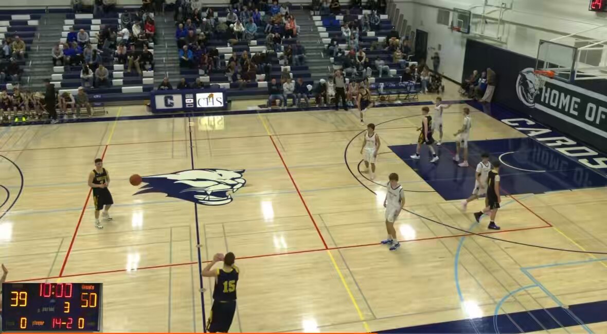 ‼️ Concepts that KILL IN HS ‼️ Switching 1-4 and 1-5 is very common. This action attempts to speed up the screeners’ defender and organically put him at the level of the ball, freeing up the slip. Like many teams, we call this GATOR. 👇🏼 Magrath Zeniths Iverson | Stack Out | Gator