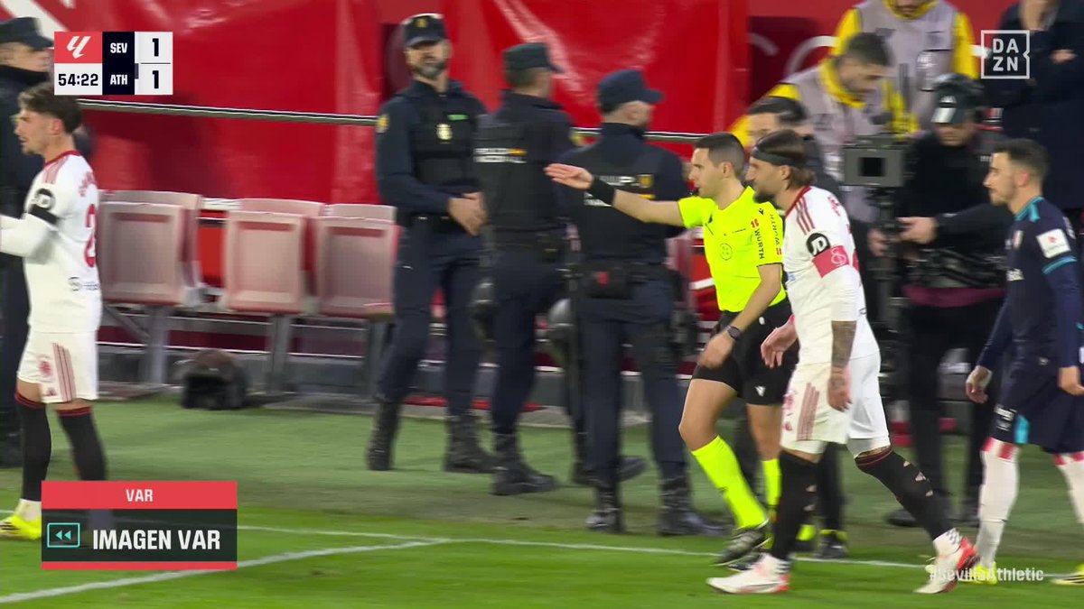 No es posible competir así. Si no son errores defensivos flagrantes, son acciones inentendibles como esta. Empieza a ser difícil entender algo de lo que pasa en el Athletic.