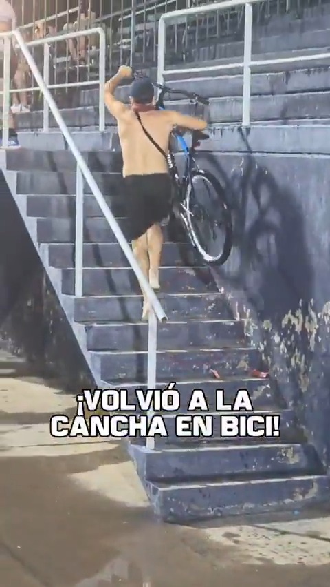 Tras la suspensión del partido por granizo y corte de luz, este hincha de Independiente Rivadavia VOLVIÓ A LA CANCHA EN BICICLETA. Lo dejaron pasar y así entró con la bici. 😅🇦🇷