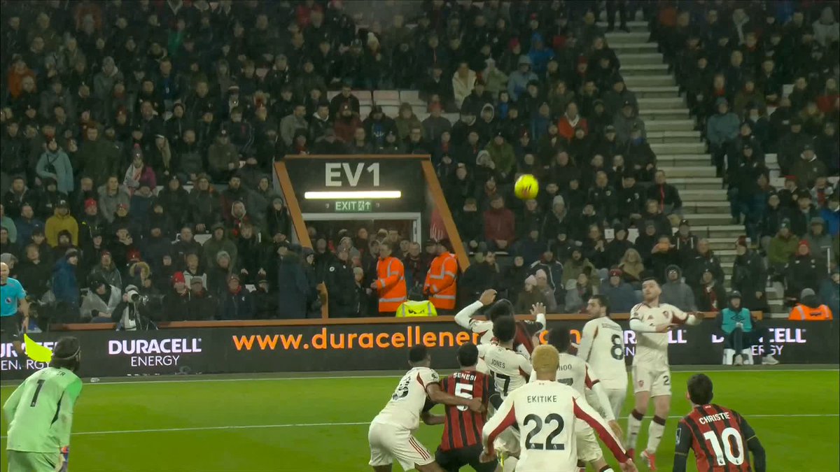 "He was fouled by his OWN player." Jamie Redknapp analyses whether Virgil van Dijk was blocked before Bournemouth's winner 🔎