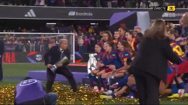 🏆🎶 Sona l’himne del Barça i Laporta se suma a la festa! 🔴 En directe per Esport3 i 3Cat: ▶️