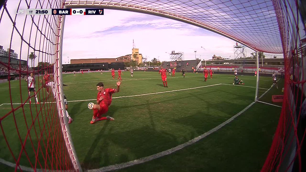 "ROBO" Por el penal que no le cobraron a River Plate en el partido ante Barracas Central por el Torneo Apertura de Argentina. Le pega en la mano y no fueron ni a verla en el VAR, siga siga dijo Chiqui Mafia, son unos ladrones hijos de re mil putas.