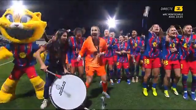 🎉 Kika Nazareth i Cata Coll agafen el bombo i marquen el ritme de la celebració amb l’afició 🔴 En directe per Esport3 i 3Cat ▶️