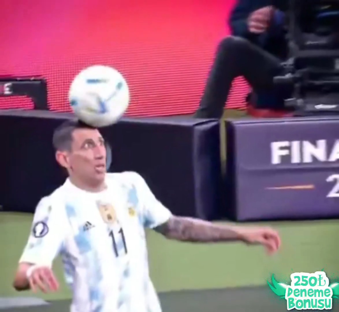 Di Maria, top kafasının üstünde dönerken çevre kontrolünü konuşturuyor 🥶