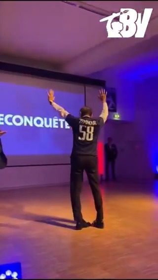 Le fan du PSG Éric Zemmour enfile un maillot des Girondins de Bordeaux à son nom ! 📸 Yann Montero