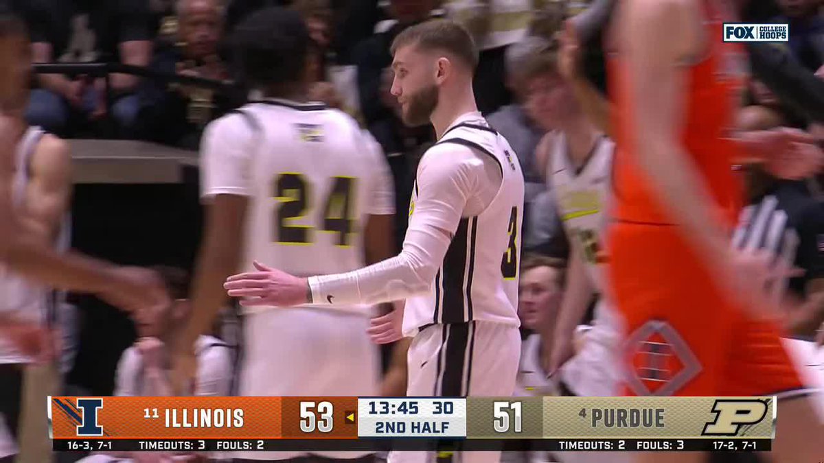 Braden Smith had left the floor with what looked like a lower leg injury. When the Purdue Men's Basketball star checked back in, the crowd erupted 🙌 📺: FOX