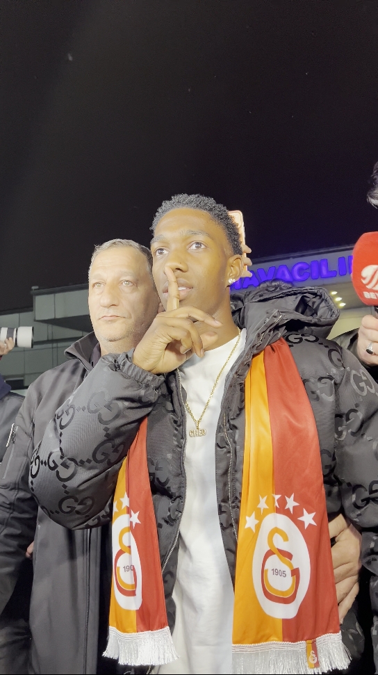😅 Yaser Asprilla, üçlü çektirirken biraz gecikme yaşıyor.