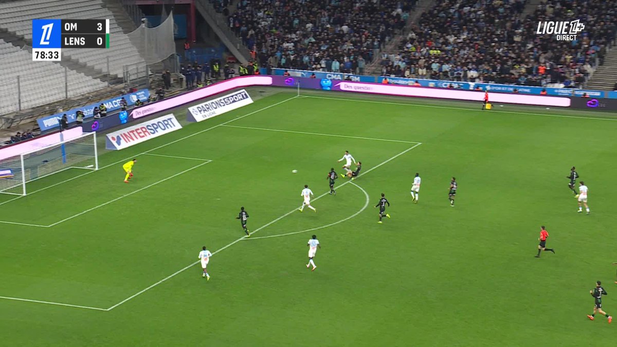🚨 Florian Thauvin 🇫🇷 𝗔 𝗘́𝗧𝗘́ 𝗢𝗩𝗔𝗧𝗜𝗢𝗡𝗡𝗘́ 𝗣𝗔𝗥 𝗟𝗘 𝗩𝗘́𝗟𝗢𝗗𝗥𝗢𝗠𝗘. 🥰💙🤍 Une partie du stade a cependant sifflé. 🥶 🎥 L1+
