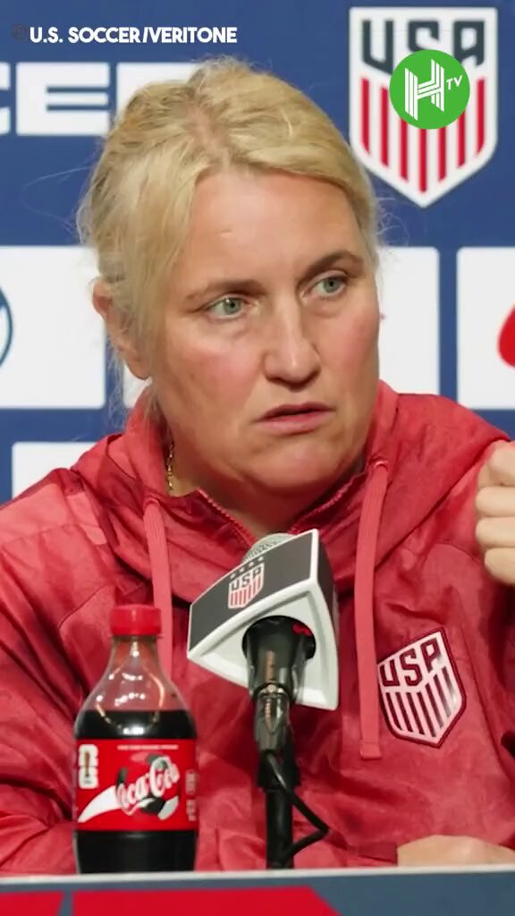 ESTO ES UN MOMENTAZO 😅🇺🇸: Emma Hayes reveló accidentalmente un partido aún no anunciado del U.S. Women's National Soccer Team ante Japón, durante una rueda de prensa. Su cara al darse cuenta es un poema. 😂
