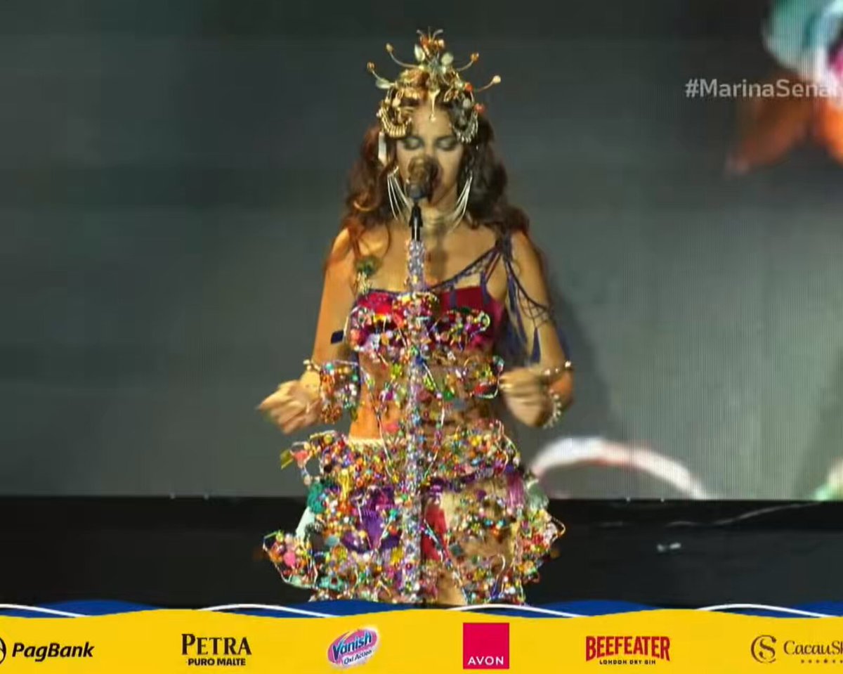 marina sena apresentando 'numa ilha' na versão marinada. simplesmente artista.