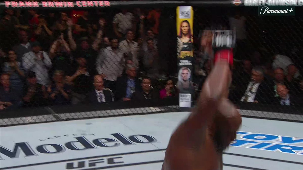 Mike Tomlin 🤝 Derrick Lewis 📺 Paramount+
