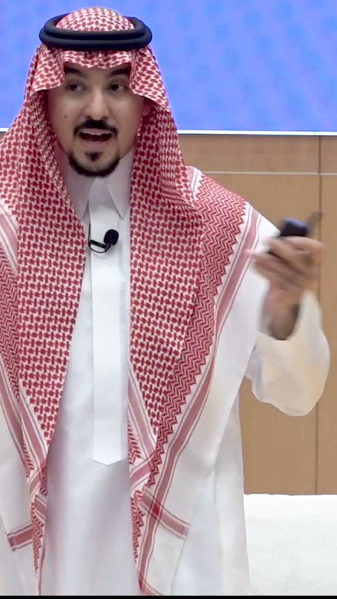 حين تنشغل بنفسك… تبدأ العافية إنها لعافية حقيقية أن ينشغل المرء بنفسه، لا هروبًا من الناس، بل عودةً إلى ذاته. أن ينشغل بأفكاره، بأحلامه، ببنائه الداخلي، حتى يصبح وقته ضيقًا عن تتبّع الآخرين، وضيّقًا عن مقارنة نفسه بما لا يزيده إلا تشتتًا. العافية أن تستثمر طاقتك فيما يُنضجك، لا فيما يستنزفك. أن تسأل: ماذا أريد أن أكون؟ لا: ماذا يملك غيري؟ فالأول سؤال يصنع طريقًا، والثاني سؤال يصنع قلقًا. العافية أن تعرف أن كل دقيقة تُنفقها في مراقبة غيرك هي دقيقة مسروقة من مستقبلك. وأن كل فكرة تُهدرها في تفسير أفعال الناس هي فكرة لم تُسهم في تطويرك ولا في سلامك. حين ينشغل المرء بنفسه بحق، يهدأ قلبه، وتصفو رؤيته، ويتعلم أن قيمته لا تُقاس بضجيج المقارنات بل بعمق التقدم. انشغل بنفسك… بما يُصلحك، بما يرفعك، بما يقرّبك من الله أولًا، ثم من أفضل نسخة منك. فمن امتلأ بذاته الواعية، لم يجد فراغًا لغيره، ولا حاجة لأن يلتفت إلا إلى الأمام.