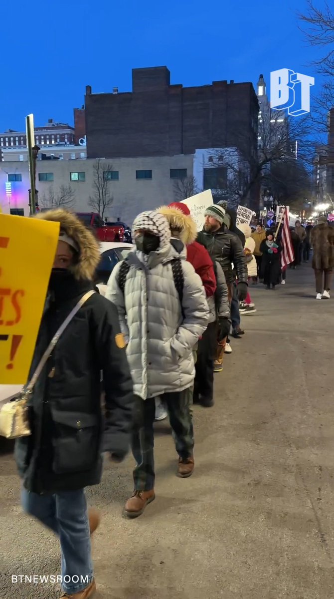 BREAKING: Hundreds protest in front of DHS headquarters in Providence, RI after the ICE killing of Alex Pretti in Minneapolis this afternoon.