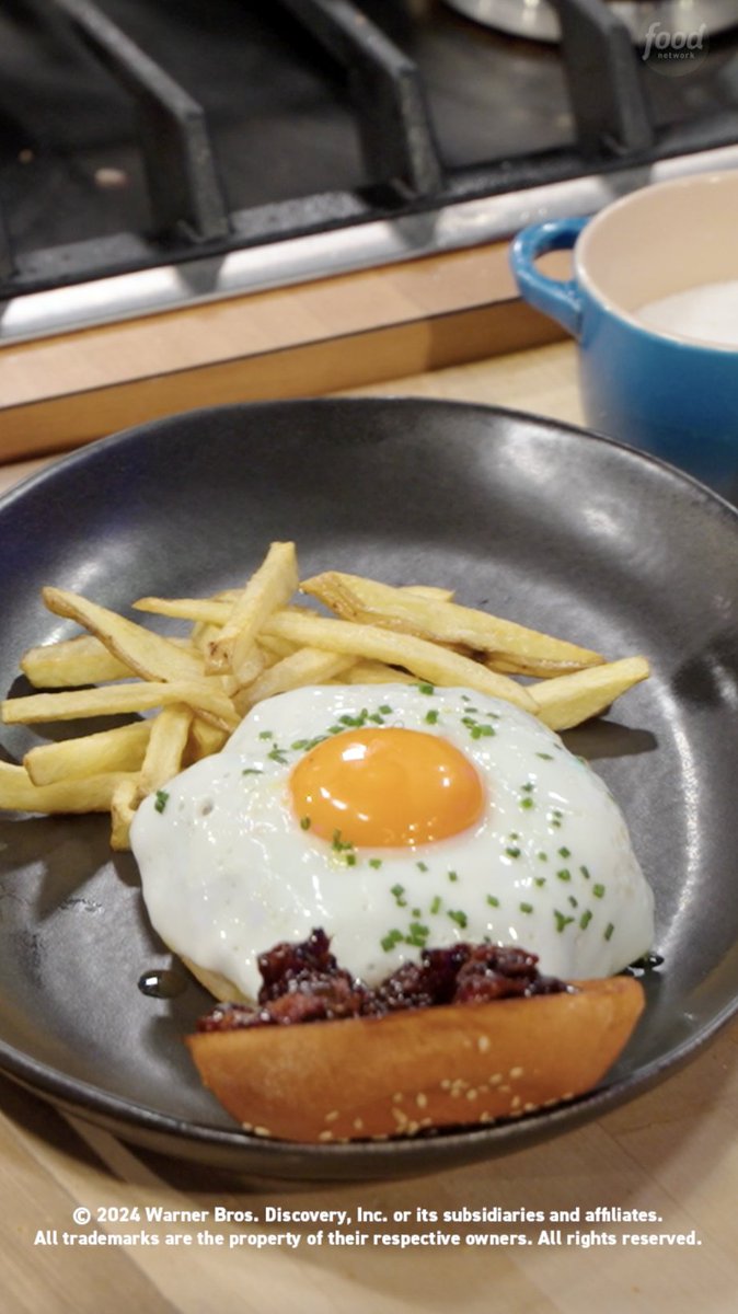It's time for brunch on #WorstCooks this week! Jeff Mauro shows his team how to make brunch burgers with crunchy bacon-onion jam 🥓 See how the recruits pull off this dish on back-to-back episodes of #WorstCooks starting Sunday at 8|7c! Get the recipe: