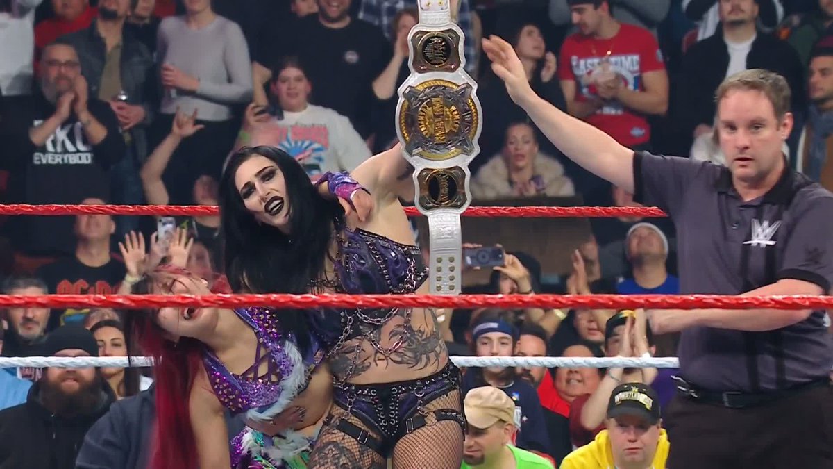 El Campeonato Femenino en Parejas de WWE se queda con Rhea Ripley &amp; Iyo Sky 🏅👩👩🏅 #SNME
