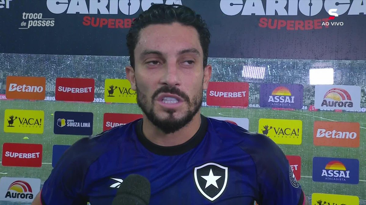 Alex Telles comenta sobre a situação do clube fora de campo.