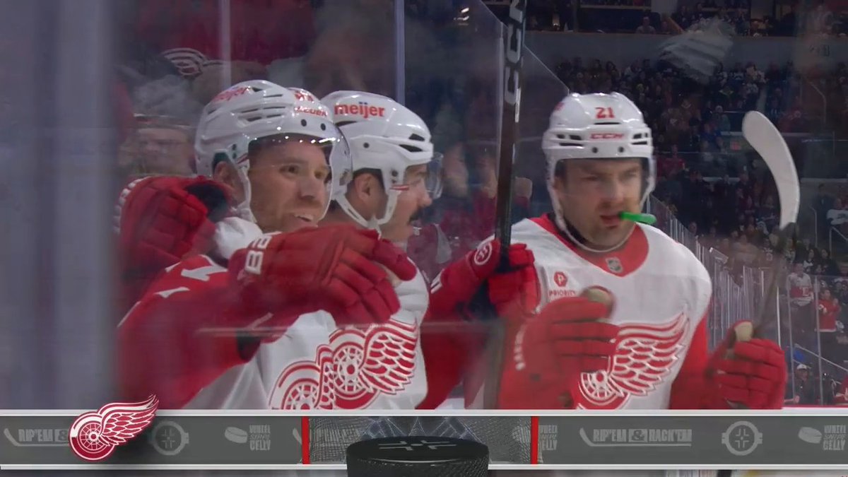 Here come the Detroit Red Wings! 🙌 J.T. Compher has his second of the night!