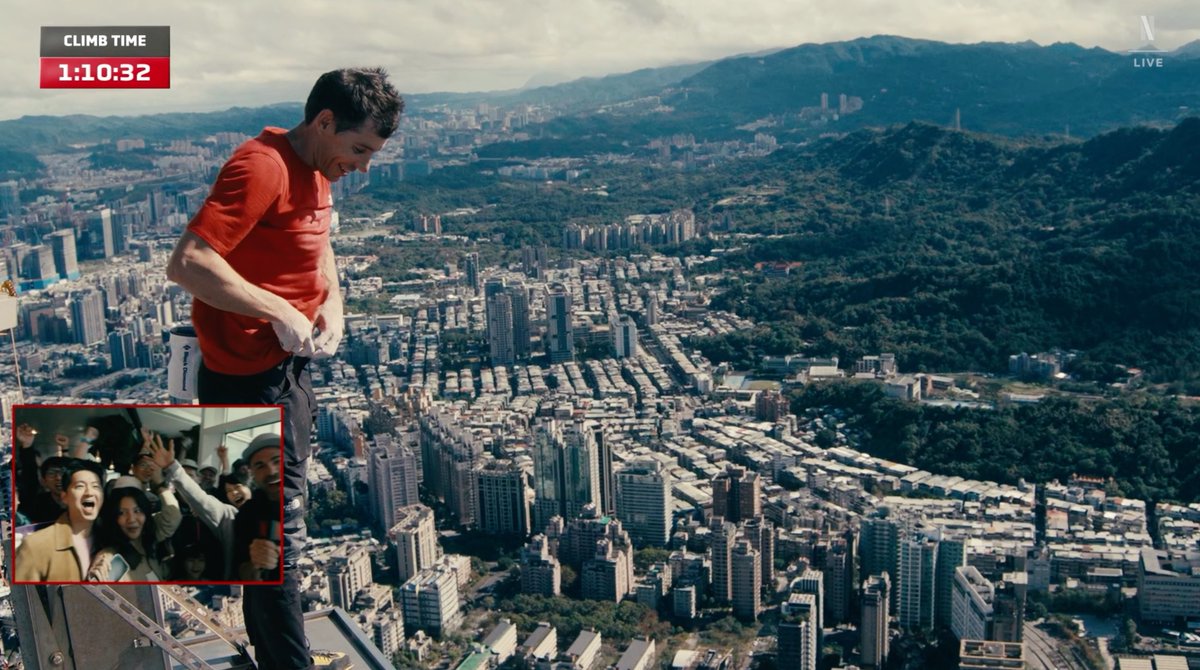 These fans filming Alex Honnold through the window. The shot at the top. UNBELIEVABLE. #SkyscraperLIVE