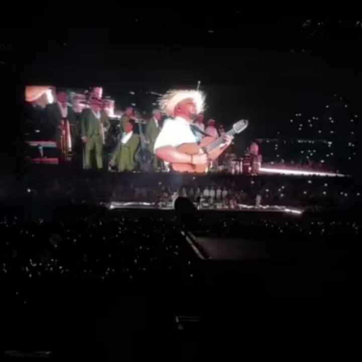 Ayer Bad Bunny rindió homenaje a Diomedes Díaz y hoy rinde homenaje a Yeison Jiménez. Enorme gesto con Colombia 🇨🇴🤍