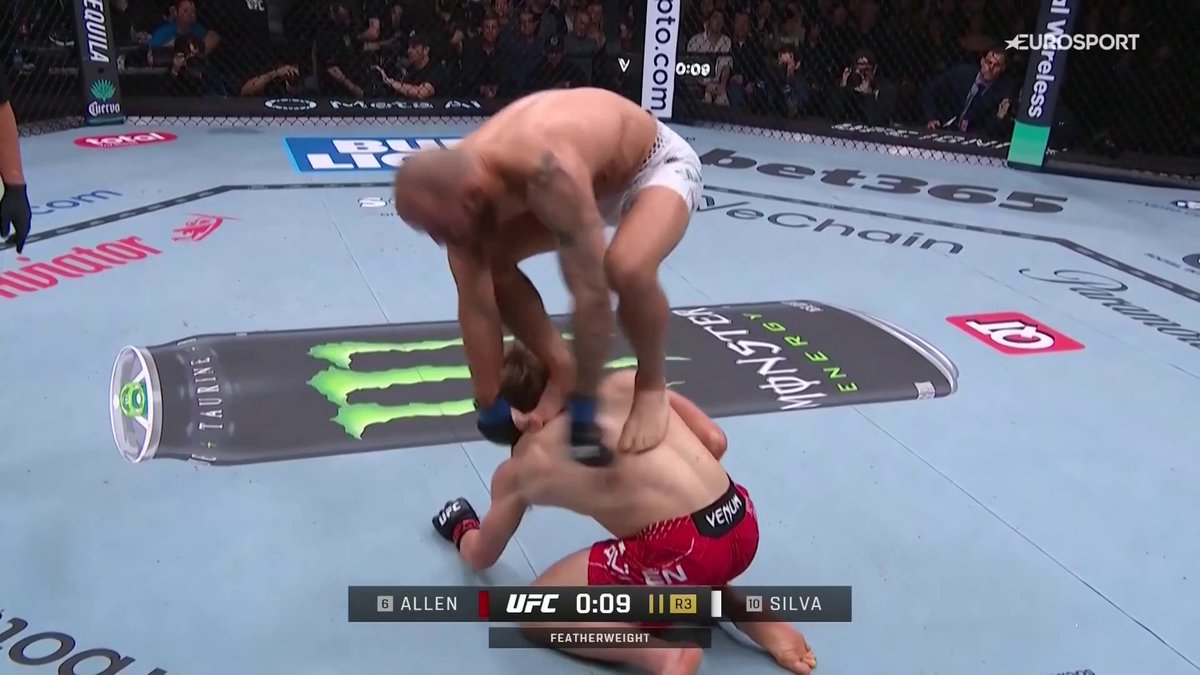 Es imposible que adivines lo que pasa en el segundo 14 Jean Silva surfeando a Arnold Allen 🏄 #UFC324 #UFCHBOMax