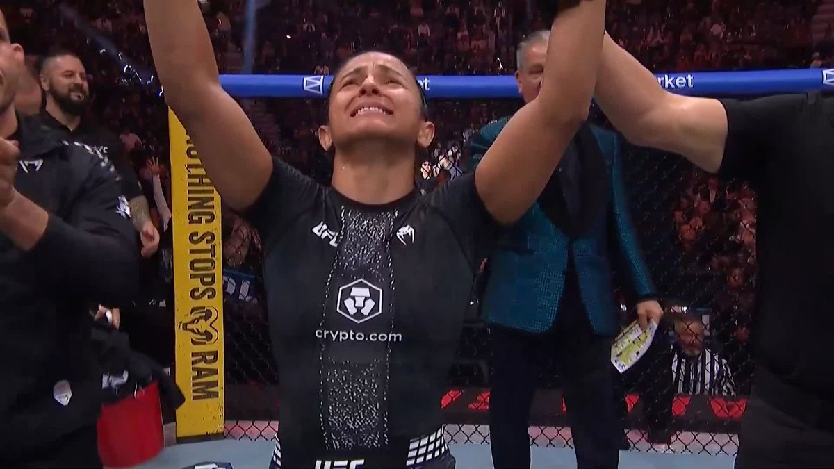 What a fight! 🇧🇷 Natalia Silva with the clean sweep on the scorecards! 👏 #UFC324
