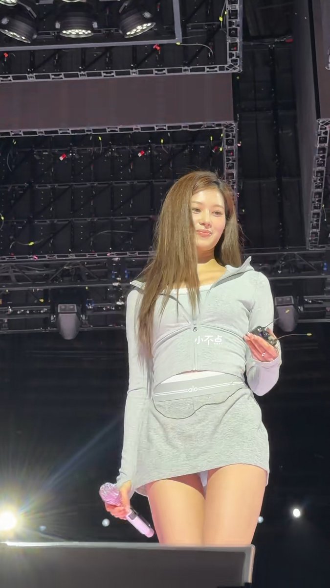 SANA IS SO GORGEOUS IN THE ALO FIT