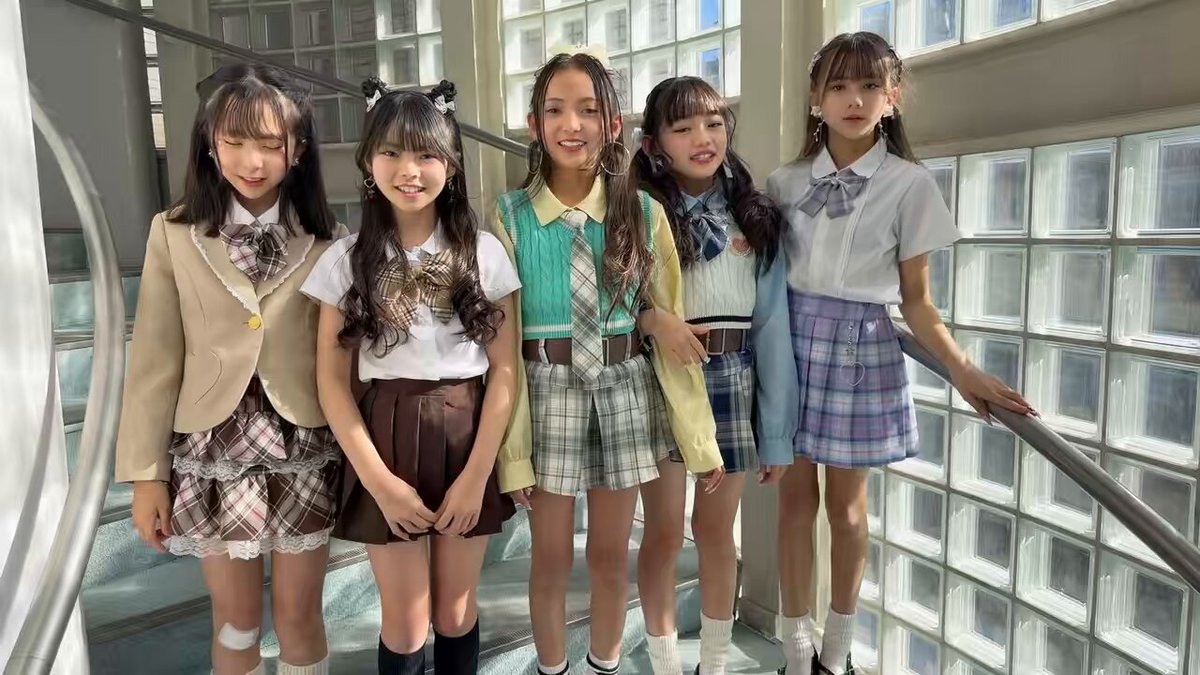 今日のアイゲキありがとうございました✊✌✋ 今日は制服でした✨🏫 次のライブは 1/27(火)ブラチェ🩷❤️💛🩵 1/28(水)定期公演🩷❤️💛🩵 1/31(土)ワンマン🩷❤️💛🩵💜 です🥰 よろしくお願いします❣️