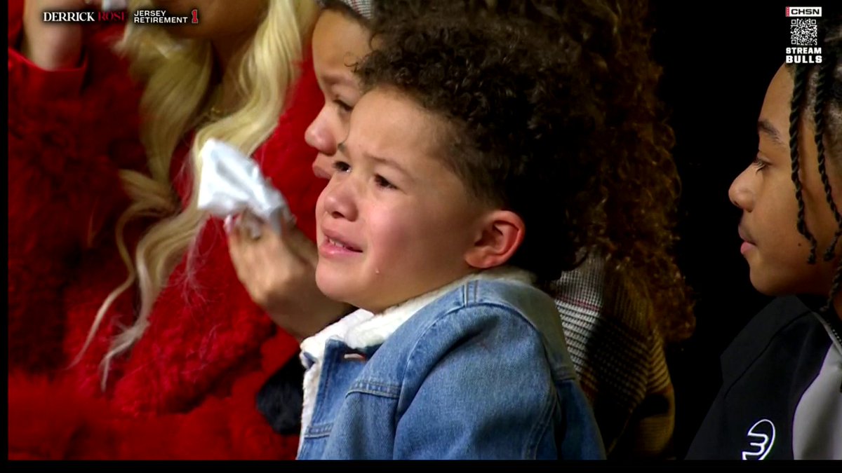 Derrick Rose's son at his jersey retirement ceremony is in his feels 🥹