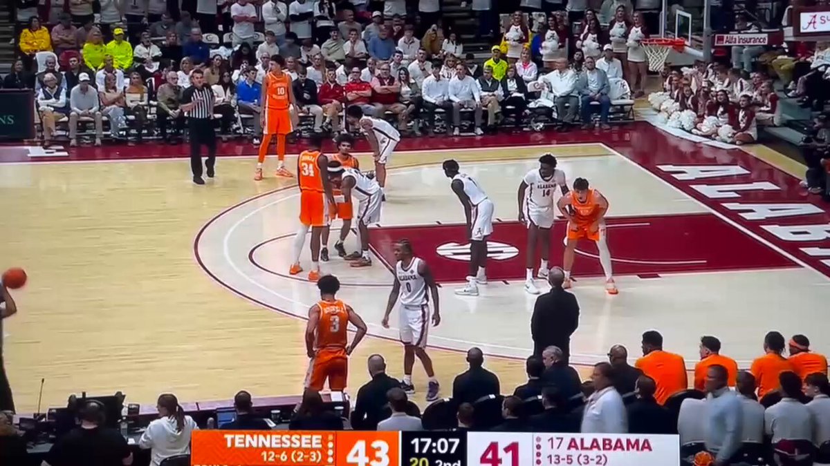 This set play out of a Time Out, leading to a big to big lob, was ELITE Rick Barnes still getting it done (Via Joey Burton 🎥)