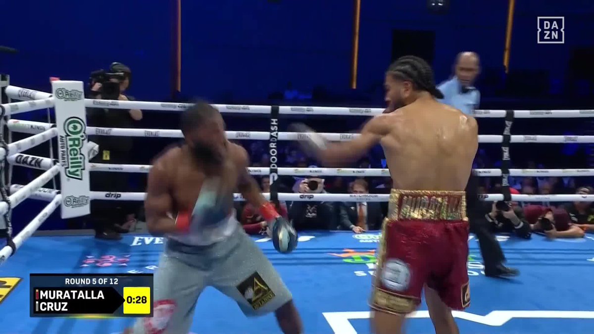 This is a HIGH level fight ‼️ #MuratallaCruz | Live NOW on DAZN ▪️