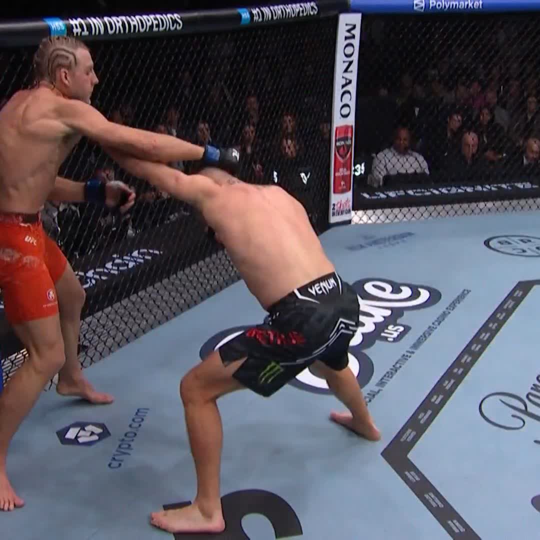 Qué pedazo de pelea 🚨 Estas son imágenes del primer round En vivo por Paramount+ Deportes | #UFC324