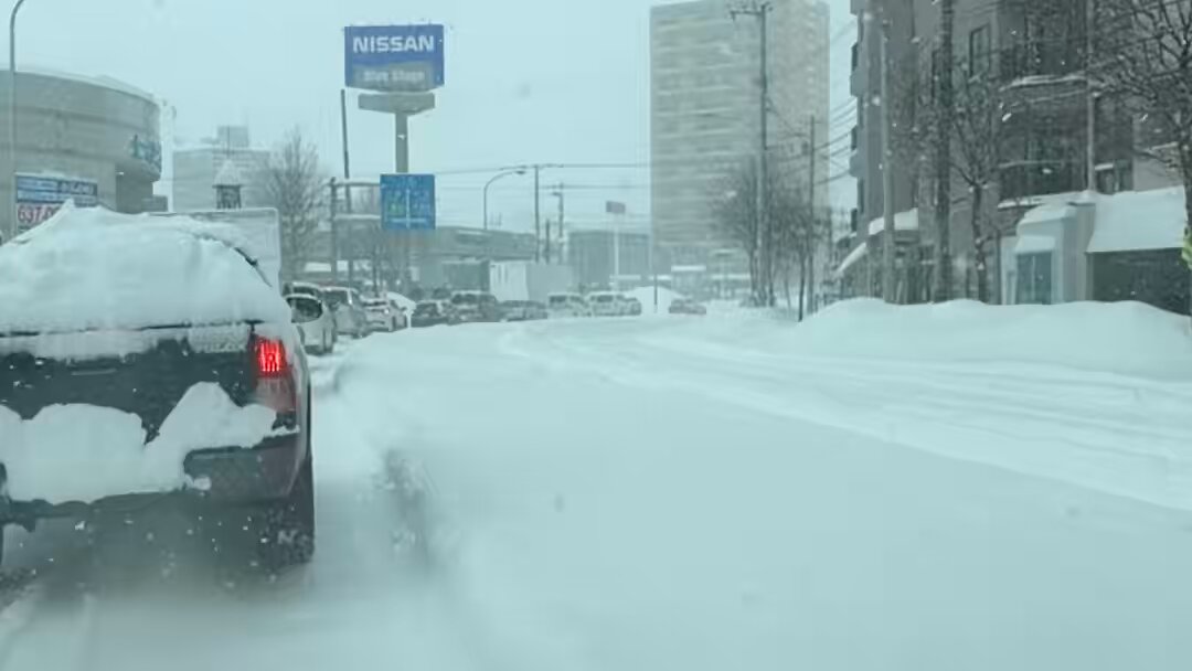 とにかく驚いた。 屋根には1メートル積もり、 家を出たらスタックの危険。 幹線道路もまったく除雪がされていない。30〜50センチくらいの山ではなく盆地だらけ。（映像の中央部） 片側3車線は1車線に。 右折がいると詰まり、大渋滞。 運転は控えて。 日曜で幸い。 明日が怖い・・・ #市内遭難 #札幌