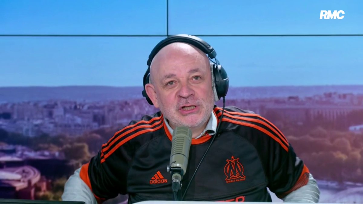 โฝ OM 3-1 Lens Les deux supporters Victor Pourcher et frรฉdรฉric hermel๐ซ๐ท avaient pariรฉ, celui qui perd devra enfiler le maillot de l'รฉquipe victorieuse ๐ตโช C'est dรฉsormais chose faite, le Lensois Fred Hermel arbore la tunique de la citรฉ phocรฉenne ! #BonjourcestFred