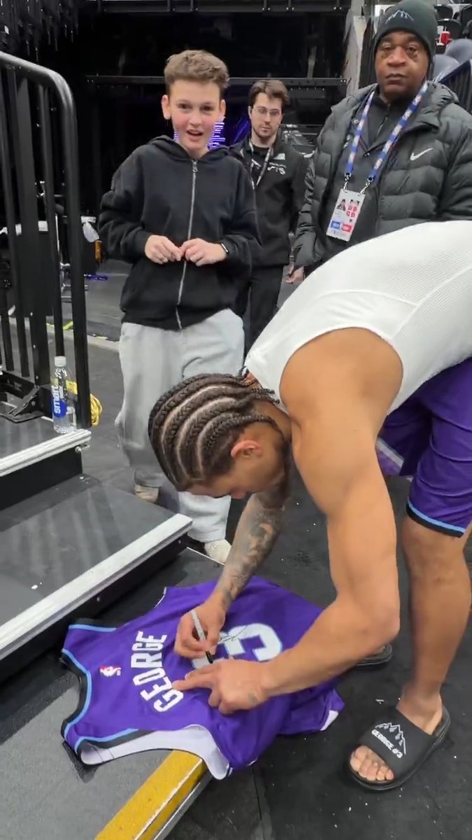 Key promised this fan he’d stop by postgame to show love 💜 #TakeNote