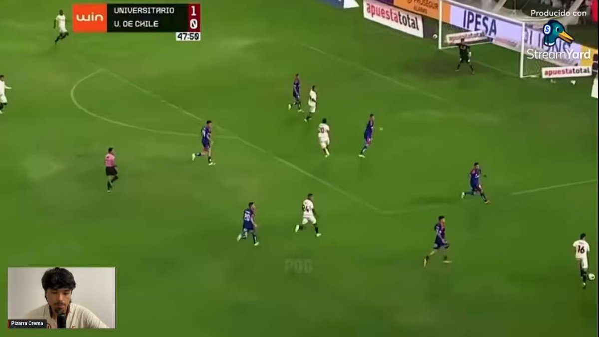 Atacar con volumen es uno de los rasgos más notorios del Universitario de Rabanal. El equipo pisa el área con, al menos, cuatro jugadores: el 9, dos mediapuntas y un carrilero. Se busca generar superioridad numérica por el medio (tres atacantes contra dos centrales) y ventaja por banda (el carrilero que llega al área encuentra espacio porque el lateral rival se cierra para ayudar a sus centrales). El resto del equipo acompaña la jugada, listos para cazar rebotes, rematar desde afuera o reiniciar el ataque. Si se ataca juntos, se defiende juntos.