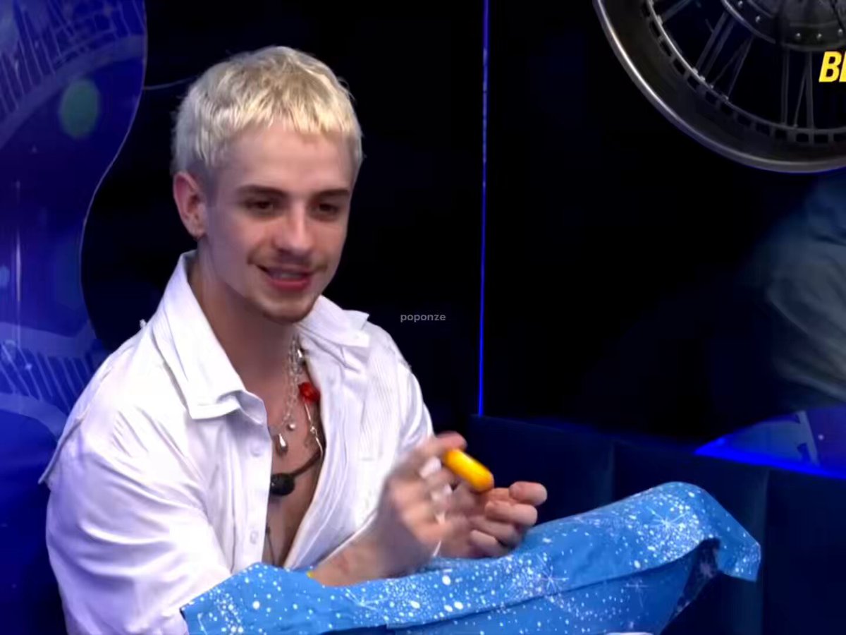 SEM FAKE NEWS! Juliano não estava imitando “trejeitos afeminados”, ele apenas reproduziu a forma como Brigido acompanhava as músicas com as mãos, sem saber a letra. #BBB26