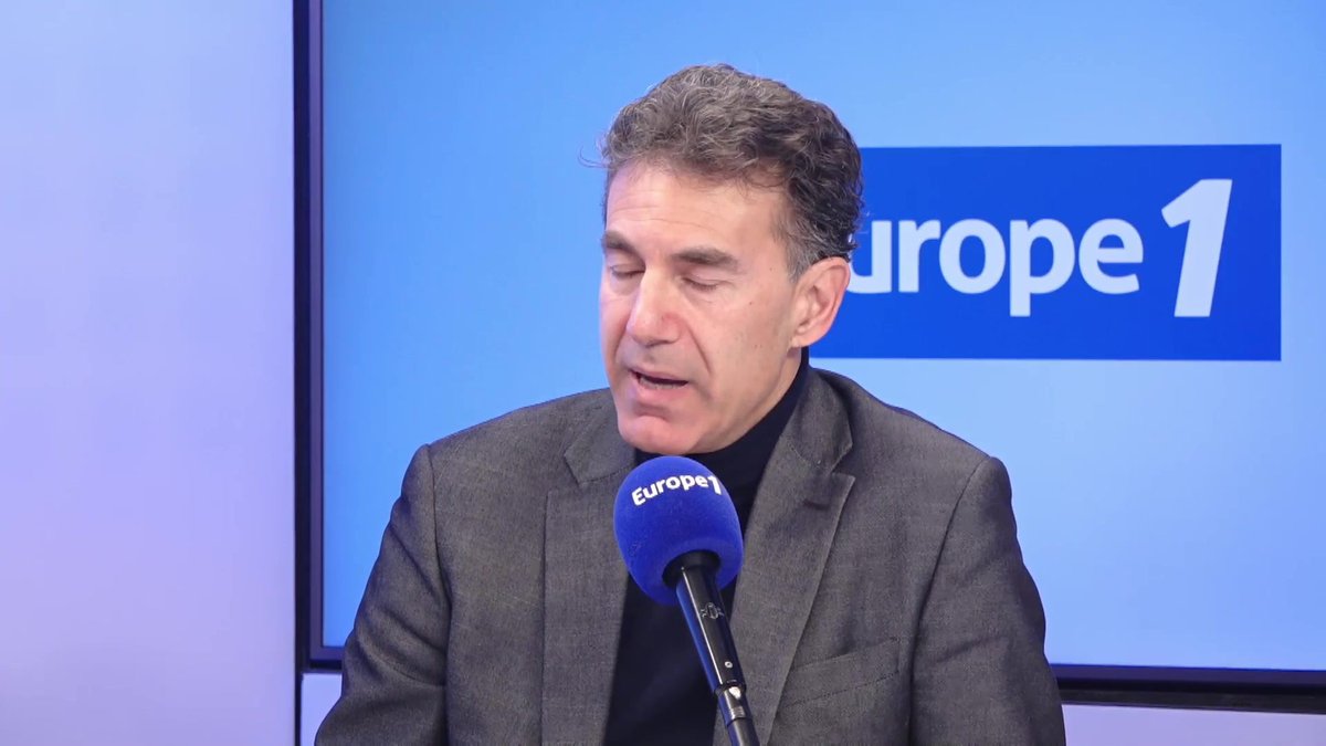 « Regardez ses lunettes, ses misérables lunettes. Quand on se fiche d’Emmanuel Macron, il est quand même content. » Alexandre del Valle au micro Alexis de La Fléchère