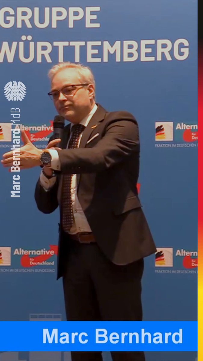 Irre: 325.000 zusätzliche Bürokratie-Jobs ohne jede Wertschöpfung! Von wegen, Deutschland ist abgeschlagen. Wir sind immer noch der absolute Weltmeister und Marktführer in einem ganz bestimmten Bereich: Deutschland hat nämlich die mit Abstand größte Bürokratie der Welt, und das ist keine Übertreibung. Jedes Jahr zahlen unsere Unternehmen einen dreistelligen Milliarden-Betrag nur für völlig nutz- und sinnlosen Papierkram. Allein in den drei Jahren Ampelregierung kamen 325.000 Stellen hinzu, um u.a. neue Regeln von Habeck und Co abzuarbeiten. Das sind 325.000 Angestellte, die nichts produzieren, sondern sprichwörtlich Papier mit überwiegend „grünem“ Quatsch beschriften. Wie lange können wir uns diesen Wahnsinn noch leisten? Schluss damit!