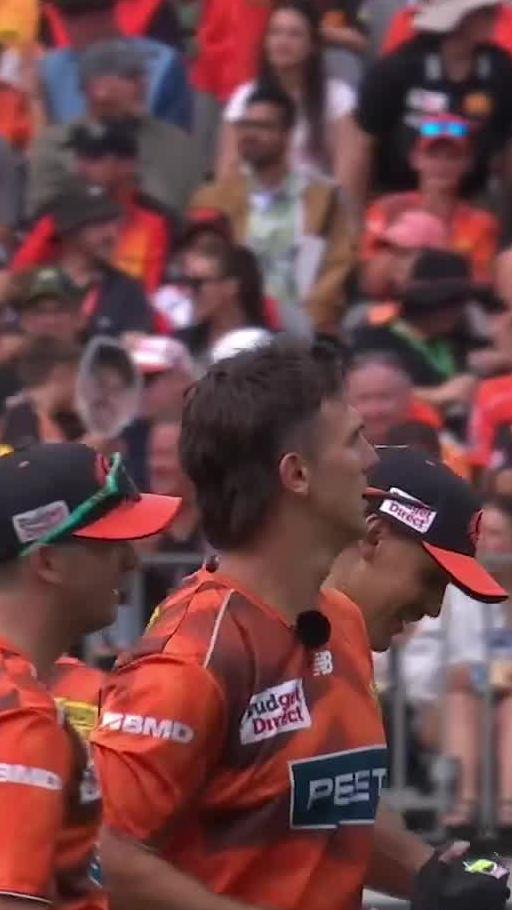 Two wickets in the one over! David Payne & Mitch Marsh combine twice and the Sixers are in strife. #GoldenMoment #BBL15 BKT Tires