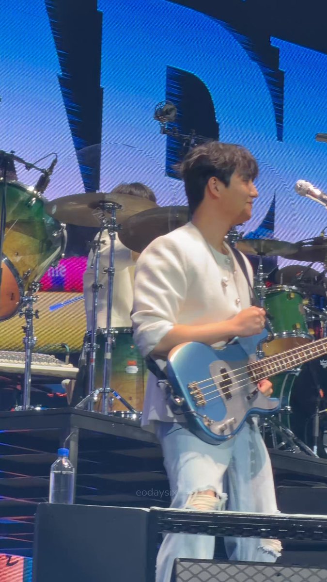 260124 #TheDECADEinManila i noticed youngk’s tactic to stop mydays from continue to sing, is to OUTSING the mydays 😂
