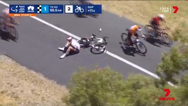 #TourDownUnder - Today's crash was caused by two kangaroos that invaded the race route. Vine was affected but was still able to make it to the finish and win the race.
