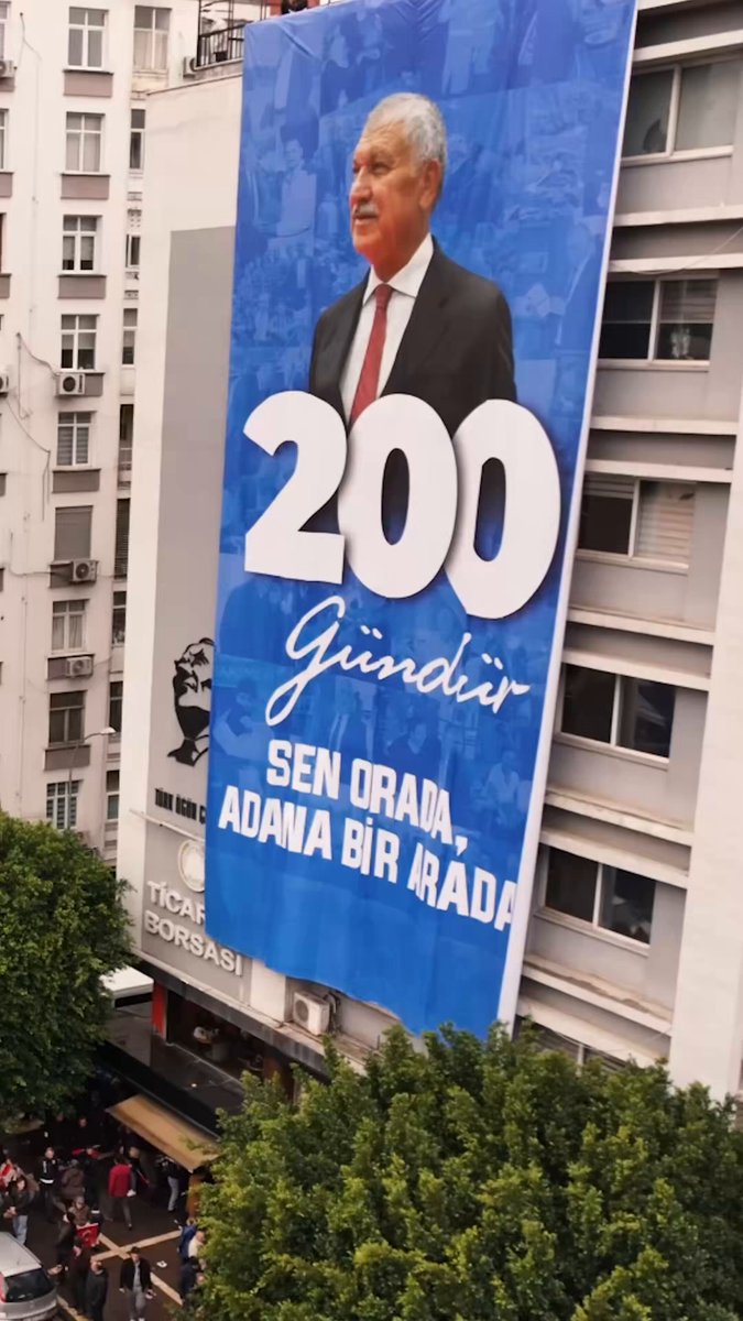 200 gündür fiziken özgür değilim ama sizlerin sayesinde kalbimde, fikrimde, vicdanımda dimdik ayaktayım; özgürüm. Sevgili eşim Nuray’ın da söylediği gibi, Adana’mda derin bir yürek sızısı var. Bu acının, adalet yerini bulduğunda iyileşeceğine inanıyorum. Adana tarihine geçecek bu büyük dayanışmayı gösteren tüm kardeşlerime sesleniyorum: İyi ki varsınız!