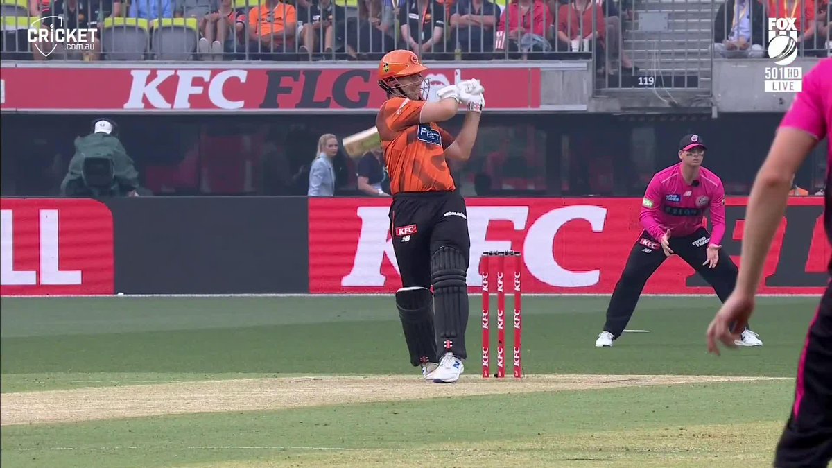"That's the best first ball shot I've seen!" Mitch Marsh SMOKED this for six 🔥 #BBL15