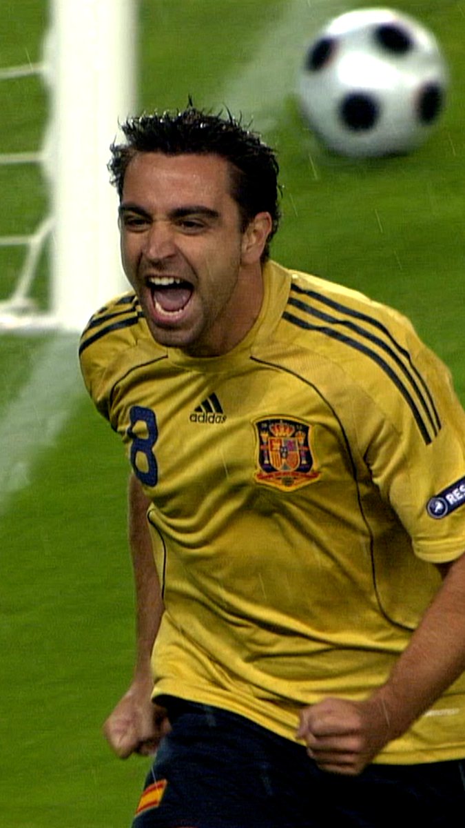 💫 Han pasado más de 10 años desde su último baile con la Selección Española Masculina de Fútbol, pero cuánto nos hizo disfrutar… 🎩 Asistencias imposibles, goles para el recuerdo, genialidades al alcance de unos pocos elegidos. 🥳 ¡𝗙𝗲𝗹𝗶𝘇 𝗰𝘂𝗺𝗽𝗹𝗲, 𝗫𝗮𝘃𝗶! #VamosEspaña