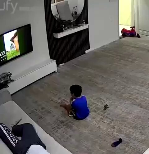 طفل ينقذ اخيه من الاختناق في اللحظات الاخيره ماشاءالله عليه تصرفه بطل 👏🏻