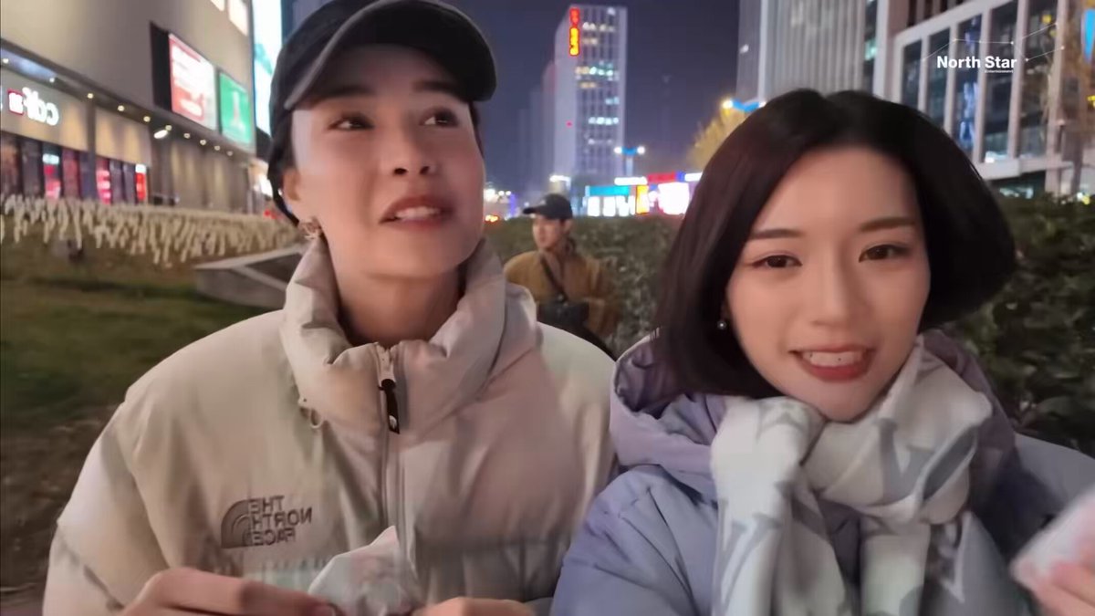 มีเด็กงอแงพี่ไม่ตอบจริงด้วยย 5555555 พี่จินนี่ : หนาวนี้กอดใคร เจน่า : เธอไม่ตอบแคปชั่น พี่จินนี่ : นี่ไง (ทำท่ากอด) เจน่า : ไม่ต้องมาถามเลย พี่จินนี่ : เรารอมากอดจริงๆไง เค้าก็รู้อยู่แล้วว่าจะตอบว่าอะไร เจน่า : ก็ตอบอีก พี่จินนี่ : โอเค ได้ เดี๋ยวจับมือถือแล้วไปตอบเลย ///เขินอะ เข้าใจฟีลเจน่าแบบถึงจะรู้ แต่ก็อยากฟังอยากให้พูดออกมาไง พูดบ่อยๆได้เลย 🫠🫠🫠🫠🫠