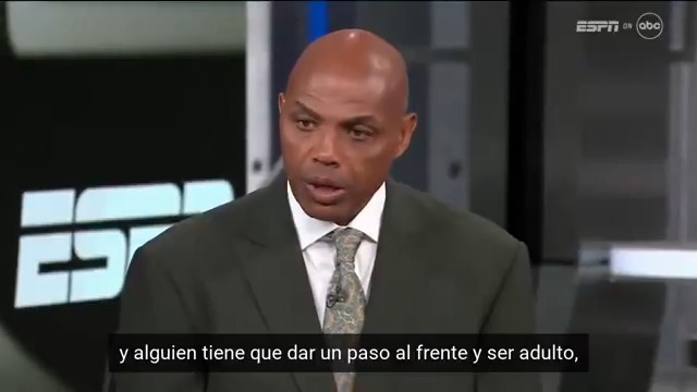 El mítico jugador de la NBA Charles Barkley criticó duramente al gobierno de Donald Trump tras el asesinato de Alex Pretti a manos de ICE en Minneapolis. El partido entre Minnesota y Golden State fue aplazado por este asesinato.