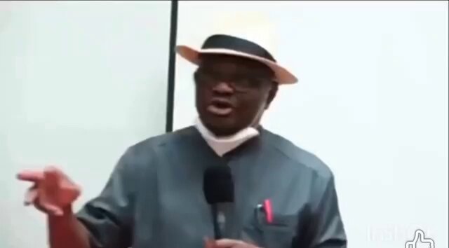 A video of Nyesom Wike berating APC Governors Forum Chairman Gov. Hope Uzodinma has surfaced online. In the video, Nyesom Wike is furiously declaring that people who placed fourth in the election and were appointed governor ought to stay away from his state. E go long for Wike